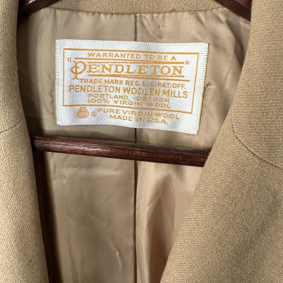 Pendleton Virgin Wool Coat: Classic Camel Outerwear for Timeless Style - Picture 8 of 16